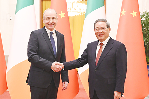 ◎ 一月六日下午,中國國務院總理李強在北京人民大會堂同來華進行正式訪問的愛爾蘭總理馬丁舉行會談。(中新社記者田雨昊 攝)