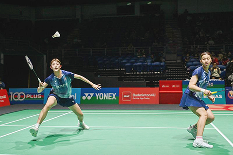 ◎ 一月七日,許雅晴/宋祐媗(左)在比賽中。馬來西亞羽毛球公開賽女雙第一輪比賽中,中國組合賈一凡/張殊賢二比0戰勝中國台北組合許雅晴/宋祐媗,晉級下一輪。(新華社發 張紋綜攝)