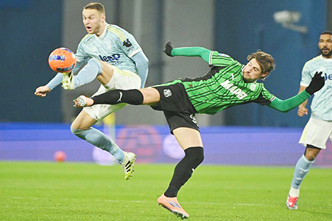 ◎ 祖記古普美拿斯(上)昨晨對莎索羅時驍勇無匹。(新華社發)