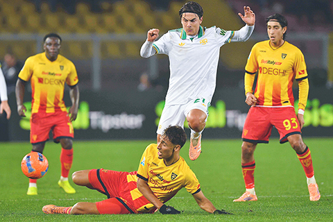 ◎ 羅馬射手戴巴拿(上)昨役有漂亮助攻,終場客勝萊切。(美聯社)