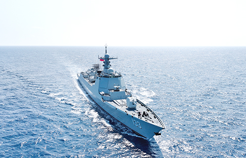 2025年4月14日,中國海軍包頭艦航行在亞丁灣大洋上。(熊勤鑫 攝)