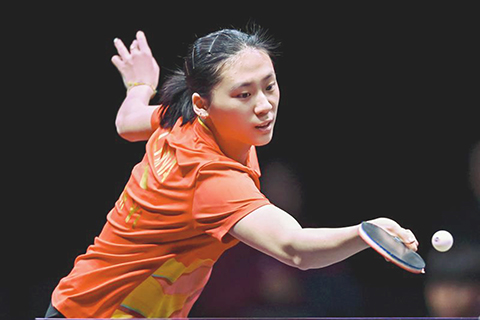 ◎ 一月八日,陳熠在比賽中慶祝得分。WTT多哈冠軍賽女子單打十六分之一決賽中,中國選手陳熠三比一戰勝巴西選手高橋·布魯娜,晉級十六強。(新華社發 尼庫 攝)
