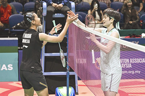 ◎ 一月九日,王祉怡(右)在比賽後與瓦爾達尼致意。馬來西亞羽毛球公開賽女單四分之一決賽中,中國選手王祉怡二比0戰勝印度尼西亞選手瓦爾達尼,晉級半決賽。(新華社記者 程一恆 攝)