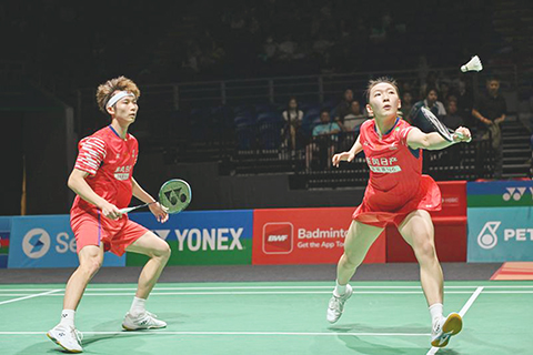 ◎ 一月九日,蔣振邦/魏雅欣(右)在比賽中。馬來西亞羽毛球公開賽混雙四分之一決賽中,中國組合蔣振邦/魏雅欣二比0戰勝美國組合賈士賢/蓋駱,晉級四強。(新華社發 張紋綜攝)