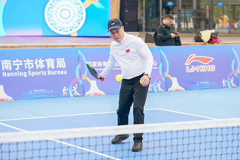 ◎ 一月九日,「李寧杯」中國—東盟匹克球公開賽在廣西南寧開賽。圖為李寧集團董事長李寧為比賽開球。(中新社記者 陳冠言 攝)