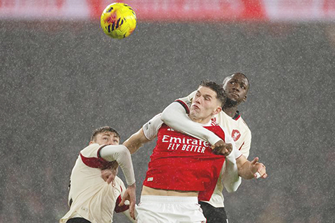 ◎ 阿仙奴射手約基利斯(紅衣)昨役遭利物浦隊干拿迪如此這般招呼。(新華社發)