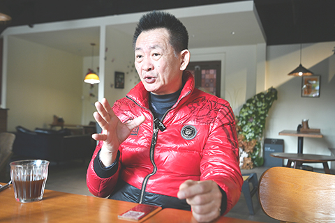 ◎ 二0二五年十二月廿二日,台灣原創歌曲音樂製作人余天龍向中新社記者分享閩南語新歌創作故事。(中新社記者張金川 攝)