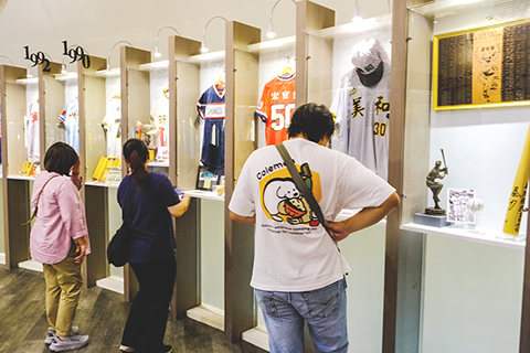 ◎ 棒球是台灣民眾熱愛的運動之一,有一群熱愛棒球運動的民間人士,在桃園龍潭成立台灣首座以棒球為展覽館的「棒球名人堂」,館內陳列歷屆名人堂入堂選手及台灣棒球發展史中重要的文物,讓民眾了解棒球相關專業術語、比賽規則,感受棒球運動的輝煌及精采時光。展覽館的建築是ㄧ棟直徑有三十二公尺的棒球造型建築物,非常吸睛。(香港中通社圖片)