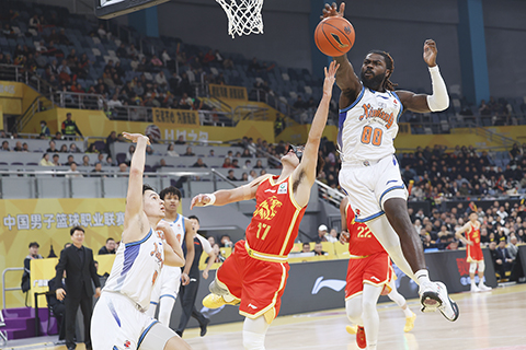◎ 一月九日晚,在浙江杭州進行的CBA常規賽第十二輪比賽中,浙江方興渡隊以八十七比七十二戰勝新疆伊力特隊。圖為新疆伊力特隊球員哈里斯(右一)在比賽中封蓋。(中新社記者蕭健 攝)