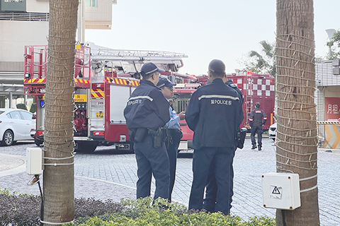 ◎ 一月十一日,香港元朗YOHO Town清晨發生火警,消防人員接報後到場,約二十分鐘將火救熄,初步懷疑火警涉及電器。火警導致兩人昏迷送院,其中一人搶救後不治,期間約三百多名住戶疏散到安全位置。(香港中通社記者鄧梓傑 攝)