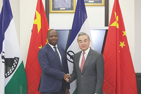 ◎ 當地時間一月十日,中共中央政治局委員、外交部長王毅在馬塞盧同萊索托外交大臣萊喬內會談。(新華社記者 陳為 攝)