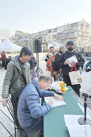 ◎ 作者黎鴻健為讀者簽書。