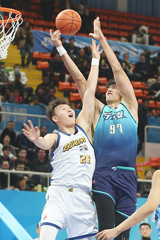 ◎ 一月十一日,寧波町渥隊球員魯吐布拉(中)上籃。CBA常規賽第十三輪比賽中,寧波町渥隊主場七十八比八十四不敵浙江方興渡隊。(新華社發 索向魯攝)