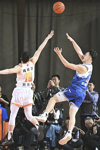 ◎ 一月十一日,新疆伊力特隊球員伊力福拉提(右)進攻。CBA常規賽第十三輪比賽中,新疆伊力特隊主場九十九比六十戰勝江蘇肯帝亞隊。(新華社發徐銳 攝)