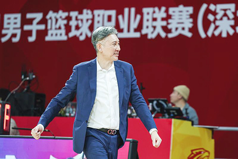 ◎ 一月十一日,深圳馬可波羅隊主教練鄭永剛在比賽中慶祝。CBA常規賽第十三輪比賽中,深圳馬可波羅隊主場一百一十八比一百一十戰勝北京北汽隊。(新華社發 彭志剛 攝)