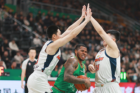 ◎ 一月十一日,CBA常規賽第十三輪比賽中,遼寧本鋼隊主場七十八比一百零八負廣東東陽光隊。圖為遼寧本鋼隊球員亨特(中)在比賽中。(中新社記者 于海洋 攝)