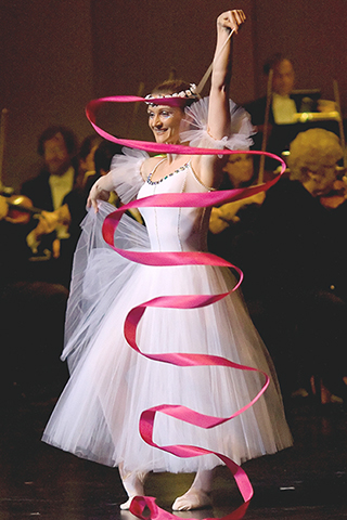 ◎ 舞者以彩帶勾勒優雅線條。