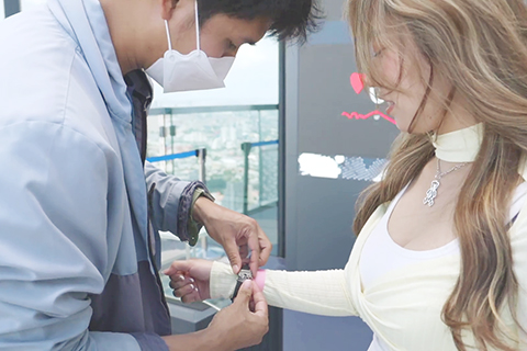 ◎ 泰國當地工作人員為波波戴上監察心跳手錶。