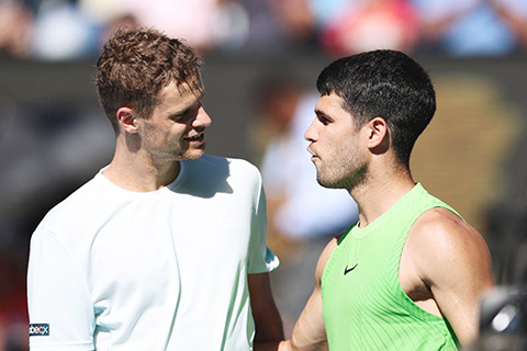◎ 一月二十一日,西班牙選手艾卡拉斯(右)與德國選手荷夫曼賽後致意。澳大利亞網球公開賽男單第二輪比賽中,西班牙選手艾卡拉斯三比0戰勝德國選手荷夫曼,晉級下一輪。(新華社記者 馬平 攝)