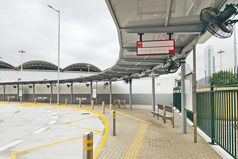 ◎ 新「關閘廣場」站設有座椅、風扇、防撞柱等改善候車環境。