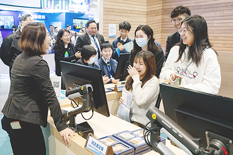 ◎ 一月二十二日,由香港貿發局主辦的第三十五屆教育及職業博覽,於灣仔會展中心舉行。展覽免費對公眾開放,今次展覽匯聚了不同國家和地區逾八百六十家機構參展。圖為參展單位為觀眾解答職業疑問。(香港中通社記者陳奕啟 攝)