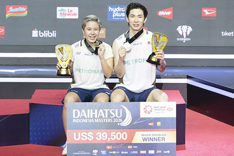 ◎ 一月二十五日,冠軍組合陳堂傑/杜頤溈(左)在頒獎儀式上合影。印度尼西亞羽毛球大師賽混雙決賽中,馬來西亞組合陳堂傑/杜頤溈二比一戰勝丹麥組合克里斯蒂安森/博爾,獲得冠軍。(新華社發 維里攝)