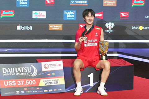 ◎ 一月二十五日,陳雨菲在頒獎儀式上。印度尼西亞羽毛球大師賽女單決賽中,中國選手陳雨菲二比0戰勝泰國選手碧查夢,奪得冠軍。(新華社記者 岑雲鵬 攝)