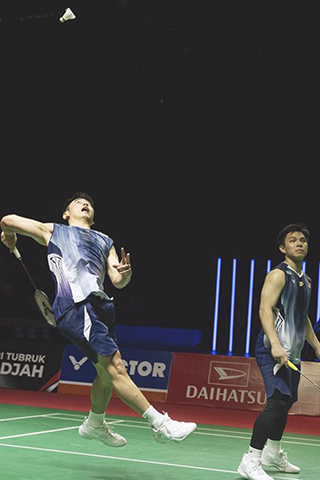 ◎ 一月二十五日,吳世飛(左)/伊祖丁在比賽中。印度尼西亞羽毛球大師賽男雙決賽中,馬來西亞組合吳世飛/伊祖丁二比0戰勝印度尼西亞組合因德拉/華金,奪得冠軍。女雙冠軍亦是馬來西亞組合。(新華社發 維里攝)