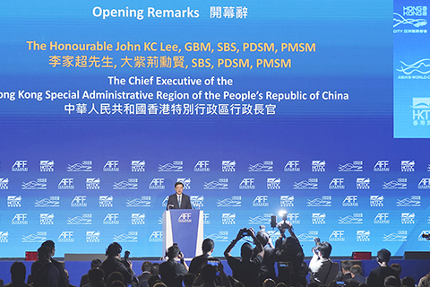 ◎ 一月廿六日,第十九屆亞洲金融論壇在香港會議展覽中心舉行。今屆論壇以「變局中協力 新局中多贏」為主題。圖為香港行政長官李家超出席開幕禮並致辭。(香港中通社記者 陳奕啟 攝)