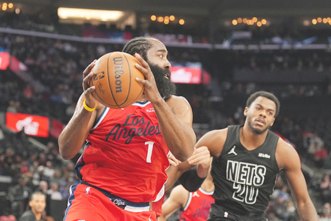 ◎ 紅衣快艇隊夏登昨役掠得籃板球,大比數打退籃網。(美聯社)