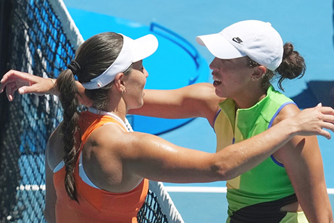 ◎ 澳網上屆女單盟主姬絲(右)昨日止步。(美聯社)