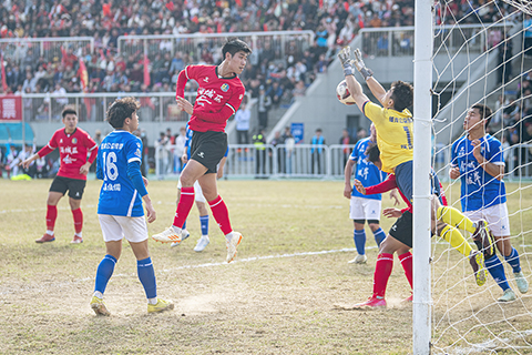 ◎一月二十五日,二0二五至二0二六年廣西縣級足球超級聯賽桂西賽區第二輪比賽,北海市海城區隊主場四比一戰勝河池市金城江區隊。賽前,當地景區景點組織現場巡遊推介,綠茵場儼然文旅IP秀場。圖為比賽現場。(中新社記者 翟李強 攝)