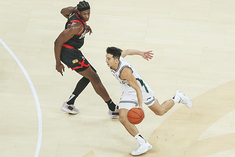 ◎一月二十五日,南京天之藍隊球員徐遠征(右)帶球突破。CBA常規賽第十九輪比賽中,深圳馬可波羅隊主場一百一十一比八十八戰勝南京天之藍隊。(新華社發彭志剛攝)