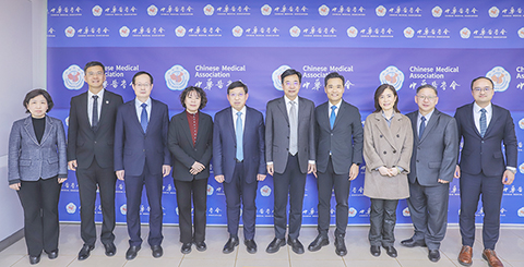 ◎ 代表團與何翔秘書長(右五)及中華醫學會雜誌社成員進行交流。