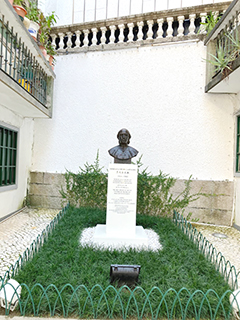 賈尼路主教銅像