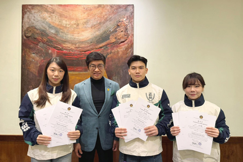 ◎ 正剛會榮譽顧問王鉅華主持頒發獎狀。