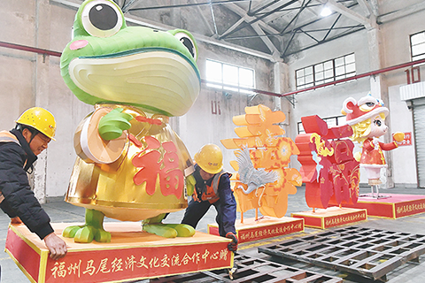 ◎ 一月廿八日,第二十四屆「兩馬同春鬧元宵」活動福州馬尾贈馬祖的廿八組燈組,在福州青州集裝箱碼頭裝箱,計劃運往馬祖,亮相當地燈會。(中新社記者 張斌 攝)