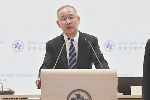 ◎ 一月廿八日,香港金融管理局舉行記者會,公佈外匯基金截至二0二五年十二月底未經審計的財務狀況。外匯基金在二0二五年錄得歷年最高的投資收入三千三百一十億港元,投資回報率為百分之八。圖為香港金管局總裁餘偉文表示,面對複雜多變的投資環境,金管局會繼續堅守「保本先行,長期增值」的原則,謹慎而靈活的管理外匯基金。(香港中通社記者 鄧梓傑 攝)