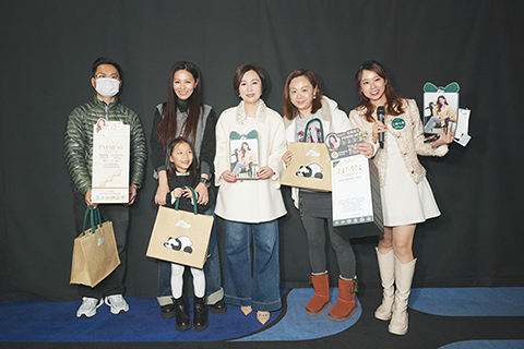 ◎ 阿滕現身戲院,VIP觀眾可以近距離合照,見證她是逆齡女王。