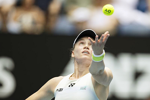 ◎ 列芭基娜將施維迪擋在四強門外。(新華社發 胡涇辰攝)