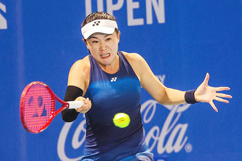 ◎ 一月二十七日,朱琳在比賽中回球。菲律賓女子網球公開賽女單第一輪比賽中,中國選手朱琳二比0戰勝新西蘭選手孫璐璐,晉級十六強。(新華社發烏馬利攝)