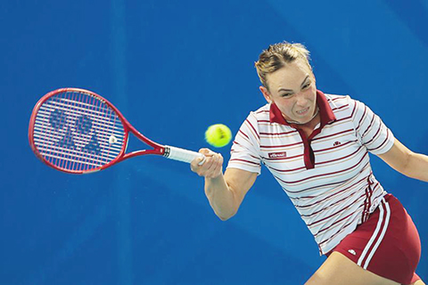 ◎ 1月29日,韋基奇在比賽中回球。菲律賓女子網球公開賽女單四分之一決賽中,中國選手朱琳0比2不敵克羅地亞選手韋基奇,無緣四強。(新華社發烏馬利攝)