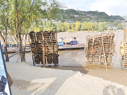 岸邊的羊皮筏子