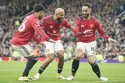◎ 二月一日,在英格蘭曼徹斯特舉行的英超聯賽中,曼聯與富咸的比賽中,曼聯的入球功臣根夏(右)與迪亞洛(左)和麥比奧莫(Bryan Mbeumo)在進球後慶祝。(美聯社/戴夫·湯普森)