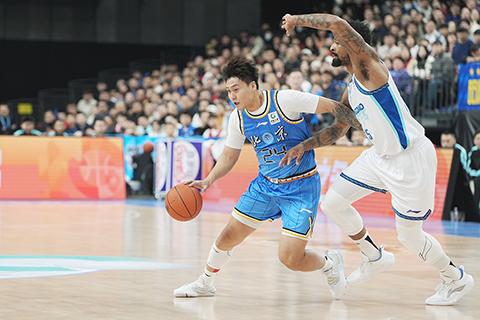 ◎ 二月一日,二0二五-二0二六賽季中國男子籃球職業聯賽(CBA)常規賽,北京北汽隊主場八十七比八十九不敵青島嶗山啤酒隊。圖為北京北汽隊趙睿(藍衣)帶球進攻。(中新社記者 張祥毅 攝)
