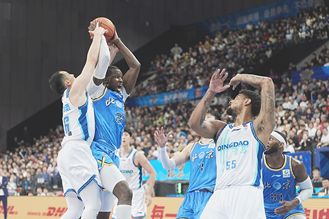 ◎ 二月一日,在北京首鋼園冰球館舉行的二0二五-二0二六中國男子籃球職業聯賽(CBA)常規賽比賽中,北京北汽隊主場八十七比八十九不敵青島嶗山啤酒隊。圖為北京北汽隊馬帝昂(藍衣)進攻。(中新社記者 張祥毅 攝)