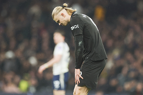 ◎ 二月一日,英超聯賽在倫敦舉行的托定咸熱刺隊與曼城隊的比賽中,曼城隊的夏蘭特在球隊被迫和後反應激烈。(美聯社/理查.佩勒姆)