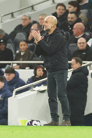 ◎ 二月一日,英超聯賽在倫敦舉行,曼城主教練哥迪奧拿對托特納姆熱刺隊和曼城隊的比賽打成平局甚懊惱。記者問是否讓路予阿仙奴奪冠?哥帥答:還有十餘仗方能定奪冠軍誰屬。(美聯社/理查.佩勒姆)