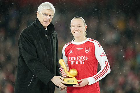 ◎ 二月一日,在倫敦舉行的女子冠軍杯決賽中,阿仙奴隊擊敗科林蒂安隊的比賽結束後,阿仙奴隊的弗萊達.馬努姆從國際足聯全球足球發展主管雲格手上領取了最佳球員獎。(美聯社圖片/Alastair Grant)