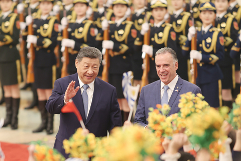 ◎ 二月三日上午,中國國家主席習近平在北京人民大會堂同來華進行國事訪問的烏拉圭總統奧爾西舉行會談。會談前,習近平在人民大會堂北大廳為奧爾西舉行歡迎儀式。(中新社記者盛佳鵬 攝)